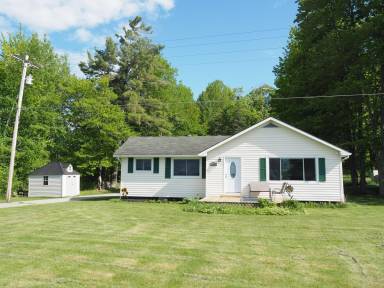 Rent a cozy vacation home in the village of Kalkaska - HomeToGo