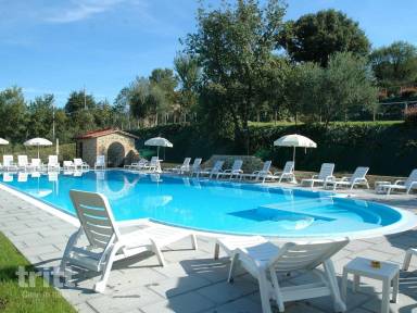 Casa con griglia e giardino
