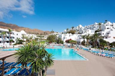 Aparthotel con terraza, jardín y piscina
