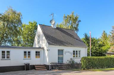 104 qm Ferienhaus mit eingezäuntem Grundstück für 6 Gäste mit Hund in Allinge im Norden von Bornholm