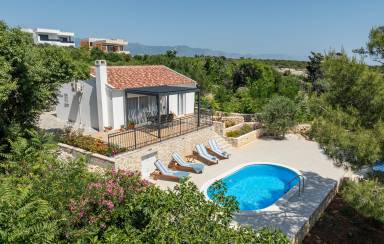 50 m² Ferienhaus mit Garten und privatem Pool ∙ Meerblick ∙ 4 Gäste mit Hund ∙ 1 Schlafzimmer ∙ Novalja, Kvarner Bucht