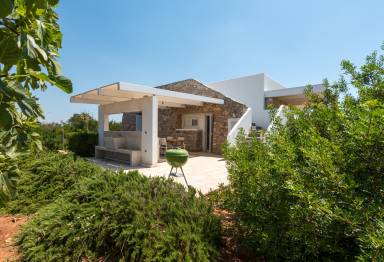 Moderne Villa mit Steinpool in Strandnähe