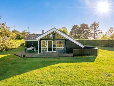 Ferienhaus mit Terrasse, Sauna und privatem Pool