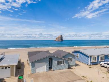 House  Pacific City
