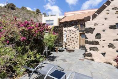 Atractivo apartamento vacacional apto para niños con terraza, barbacoa y jardín