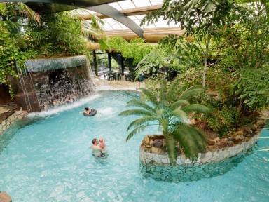 Kinderfreundlicher toller Bungalow mit Sauna, Terrasse und beheiztem Pool | Strand in der Nähe | Haustiere sind willkommen
