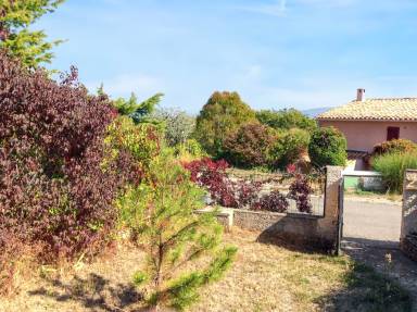 Ferienhaus mit eingezäuntem Garten bei Vachères, Provence, Frankreich. 