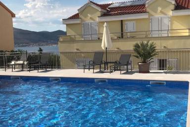Schöne Ferienwohnung mit Pool und Terrasse | Meerblick | Neben dem Strand | Haustiere erlaubt