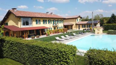 Casale con giardino, terrazza e piscina | Vista sul giardino