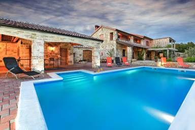 Villa mit Terrasse, Grill und privatem Pool