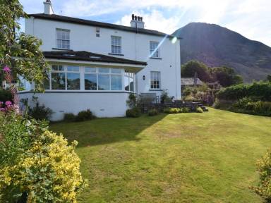 Fully equipped cottage with garden