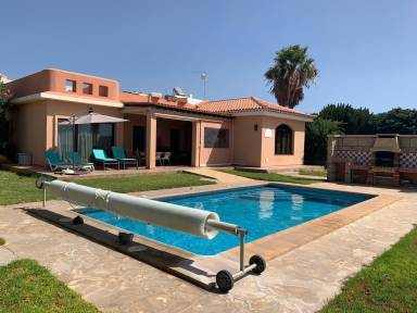 300 m² House