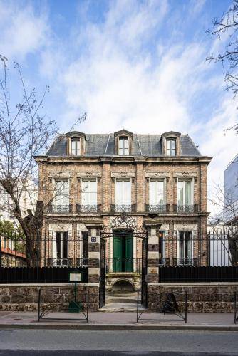 Le Charmant Hotel in Gennevilliers