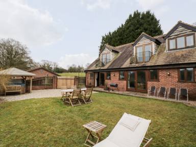 Children-friendly beautiful cottage with jacuzzi & garden