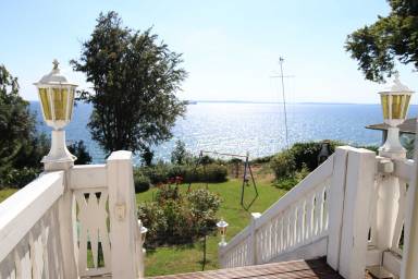 Holiday apartment with terrace & garden