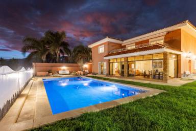 Atemberaubende moderne Villa mit Privat Pool - HomeToGo