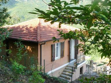  Ferienhaus mit eingezäuntem Grundstück für 6 Gäste mit Hund in Conio, Ligurien