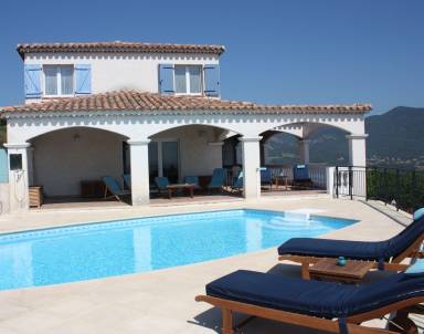 240 m² House