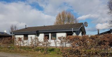 B3 freistehendes Ferienhaus in Eckwarderhörne, Terrasse und Garten, 2.Reihe am See, teilweise Seeblick