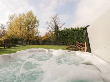 Child-friendly nice cottage with garden & jacuzzi