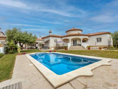 Casa vacacional con terraza, jardín y piscina privada