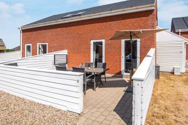 Wohnung mit Terrasse, Garten und Pool