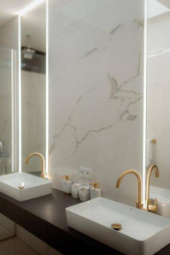 Serviced apartment with yard — photo 4