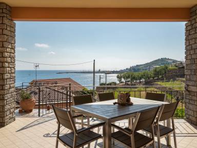 167 qm Ferienhaus mit Meerblick für 9 Gäste mit Hund in Regione Ronchi, Ligurien