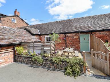 Child-friendly cottage with hot tub & garden