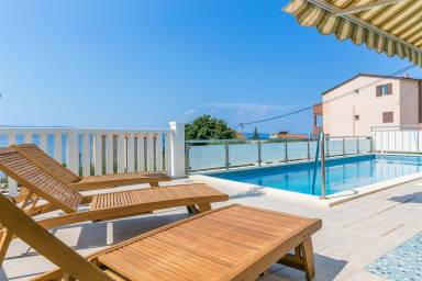 2-Zimmer-Ferienwohnung mit Pool Mali Rat, Omis (A-9698-a)