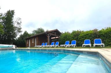 Villa mit Pool und eingezäuntem Garten für 17 Gäste mit Hund in Sainte-Eulalie-en-Born, Frankreich