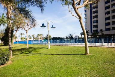 Aparthotel apta para familias con terraza, jardín y piscina | En la playa