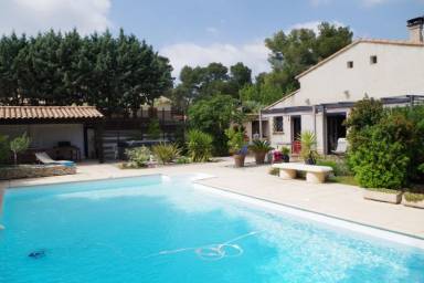Bouches-du-Rhône : vos vacances en villa à Rognac, entre littoral et calme sauvage - HomeToGo