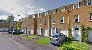 300 m² House
