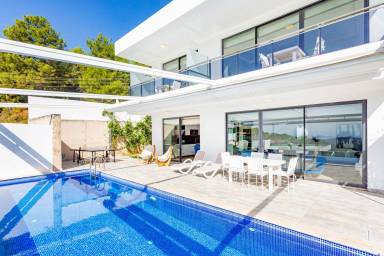 250 m² House