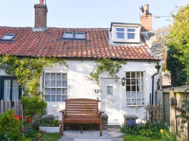 Cottage with garden | River view
