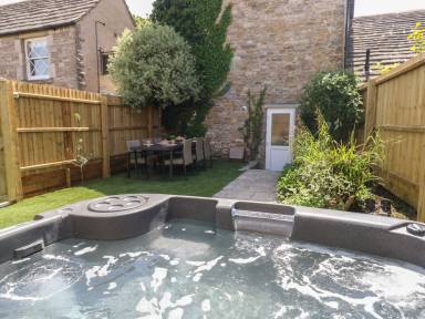 Cottage with hot tub & garden