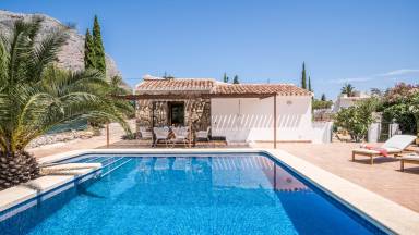 Kinderfreundliche charmante Villa mit privatem Pool, Terrasse und Garten | Bergblick | Perfekt für die Arbeit von Zuhause