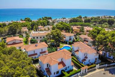 Maravillosa casa vacacional ideal para familias con jardín, terraza y piscina | Vistas a la montaña | Al lado de la playa