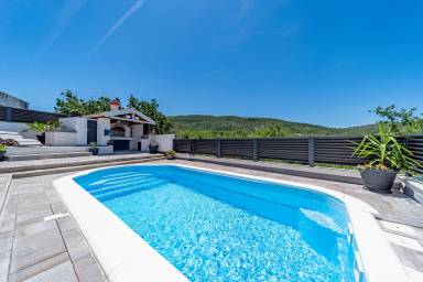 Kinderfreundliches Ferienhaus mit Grill, privatem Pool und Garten | Bergblick