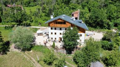 Camera privata accogliente e familiare con terrazza, barbecue e giardino | Vista sulla montagna