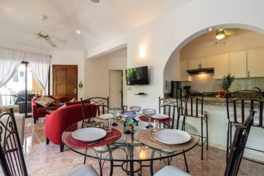 Casa con giardino, terrazza e piscina | Vista sul giardino