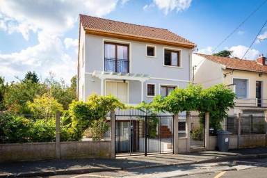 Bed and breakfast  Thiais