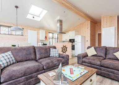 Chalet with hot tub & terrace