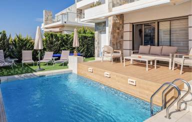 Casa con barbacoa, jardín y terraza