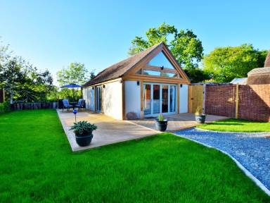 Holiday home with garden & jacuzzi