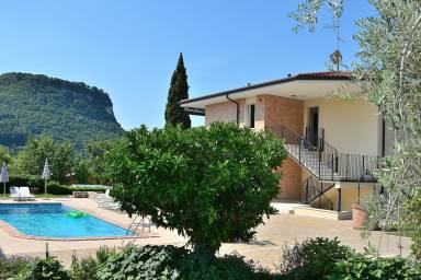 130 qm Ferienhaus mit Pool, Umzäunt, für 6 Gäste mit Hund in Garda