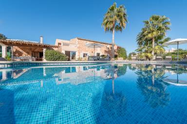 Casa con terrazza, piscina privata e giardino