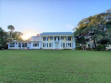 743 m² House