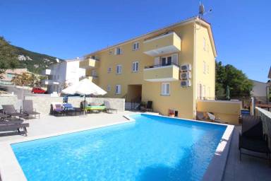 Apartment mit Terrasse, beheiztem Pool und Garten | Strand in der Nähe